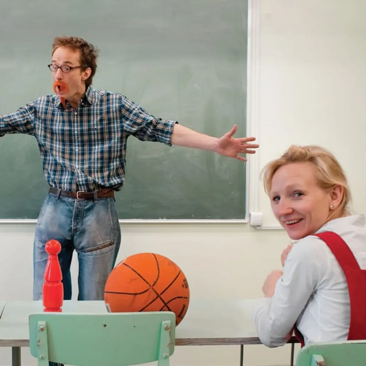 SKOLOTĀJS JĀPS UN KLASE - tiešsaistes izrāde